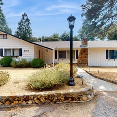 Uhre Family Retreat - Game Room & Spacious Deck