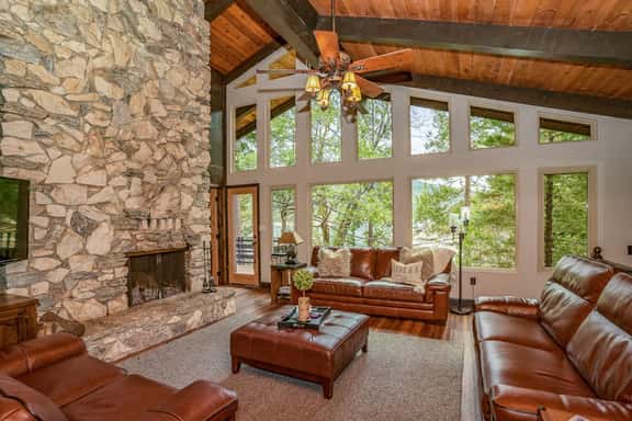 Twets Lakefront - Lakefront, Boat Dock & Hot Tub - Image 1