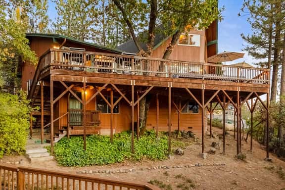 Bass Lake Lodge - Lake Views, Sleeps 16, Dogs OK - Image 1