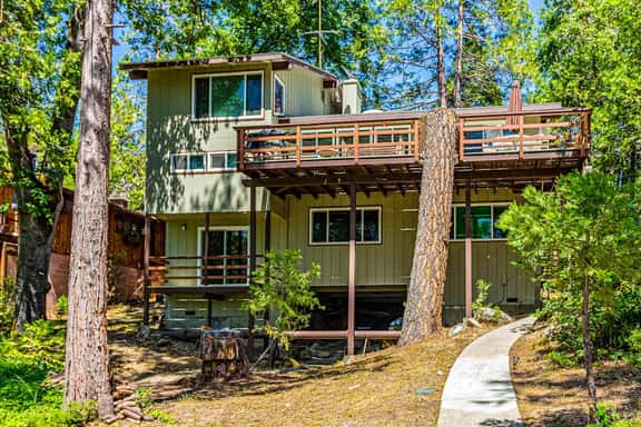 Todds Lakefront House - Image 1