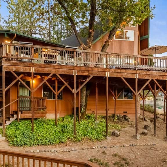 Bass Lake Lodge - Lake Views, Sleeps 16, Dogs OK - Image 1