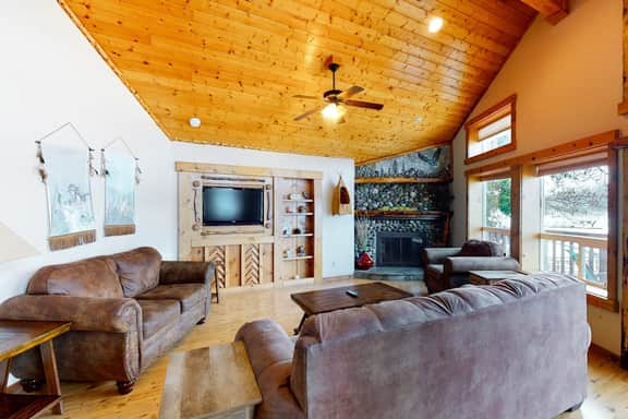 Humphreys Lakefront - Private Dock, Sleeps 24 - Image 3