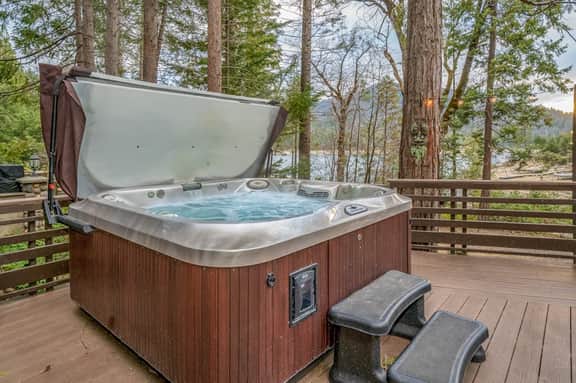 Twets Lakefront - Lakefront, Boat Dock & Hot Tub - Image 3
