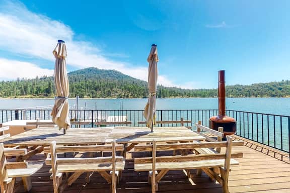 Peters Lakefront - Lakefront, Hot Tub & Dock - Image 4