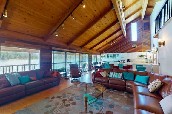 Peters Lakefront - Lakefront, Hot Tub & Dock - Image 3