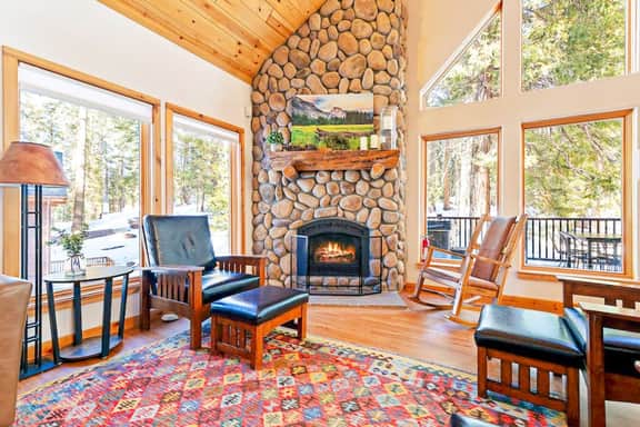 Oso Lodge - Ping-Pong, Deck & EV Charger - Image 3