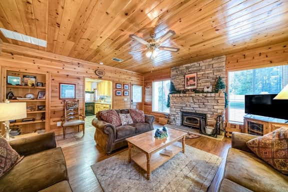 Black Bear Cabin - Boat Slip, Walk to Lake - Image 4