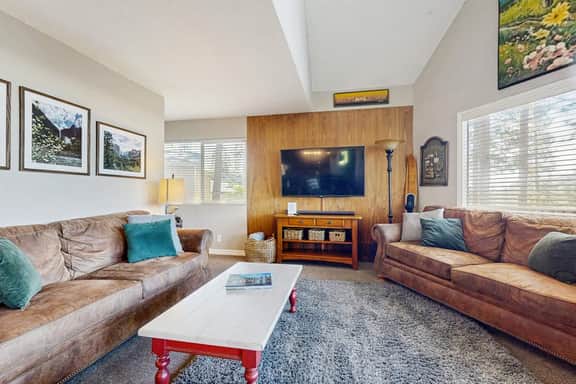 Bass Lake Lodge - Lake Views, Sleeps 16, Dogs OK - Image 2