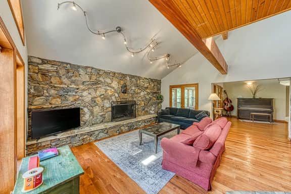 Cascadel Haven - Mountain Views & Dog-Friendly - Image 2
